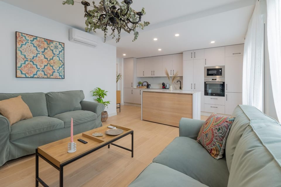 Kitchen or kitchenette, Living room, Seating area, Dining area