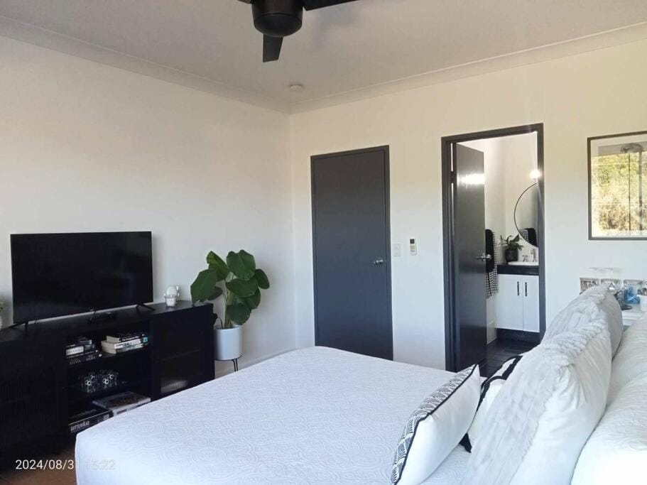 Cairns Chic Suite - Motel Room A Apartment in Cairns