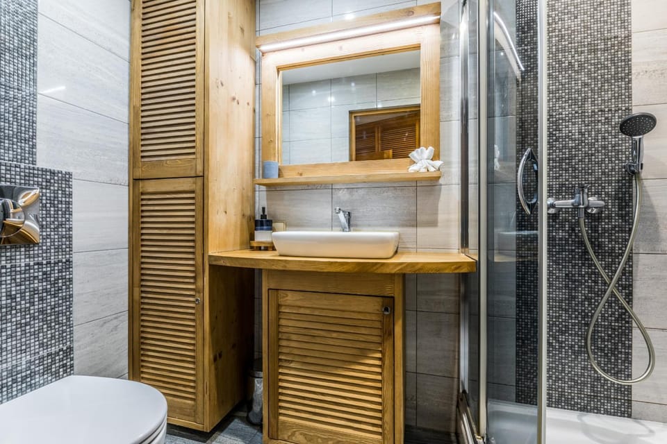 Shower, Toilet, Bathroom, towels