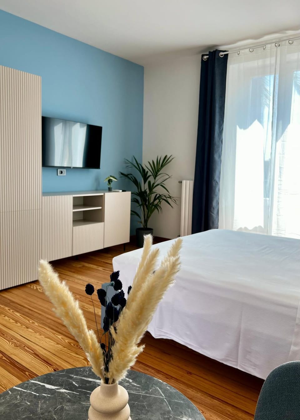 Bed, TV and multimedia, Bedroom