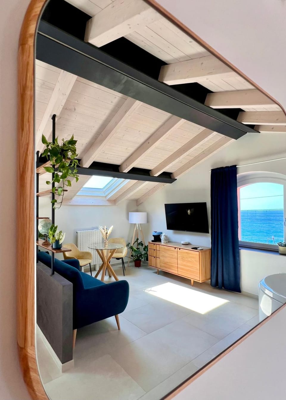 TV and multimedia, Living room, Seating area, Sea view