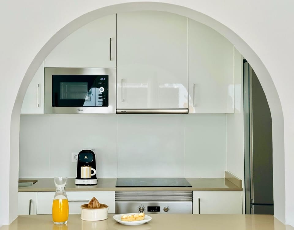 Kitchen or kitchenette, Photo of the whole room, microwave, oven