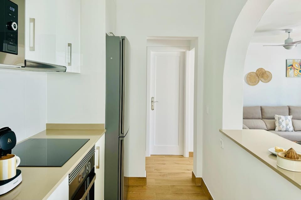 Kitchen or kitchenette, Photo of the whole room, oven, stove