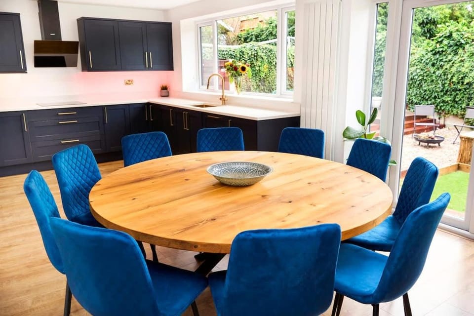 Chic Family Home with Garden Fire Pit & Event Space, Hot Tub House in Prestwich
