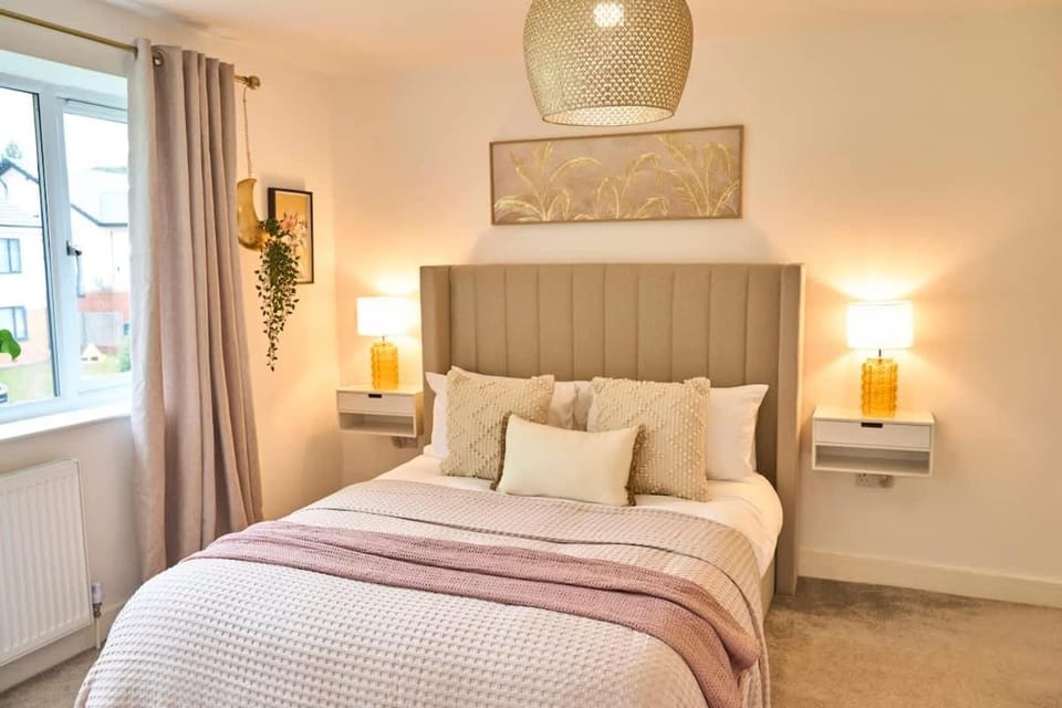 Chic Family Home with Garden Fire Pit & Event Space, Hot Tub House in Prestwich