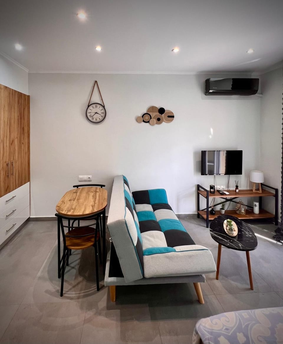 TV and multimedia, Living room, Seating area, Dining area, Evening entertainment