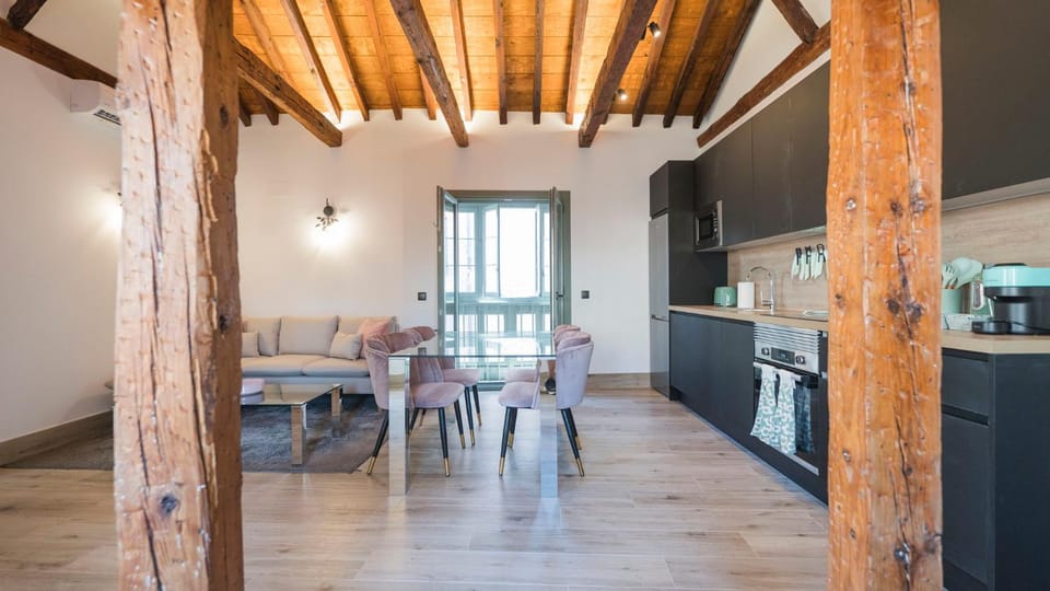 Kitchen or kitchenette, oven, pet friendly, stove