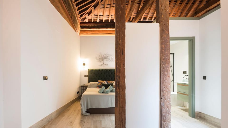 Bed, Living room, Photo of the whole room, Seating area
