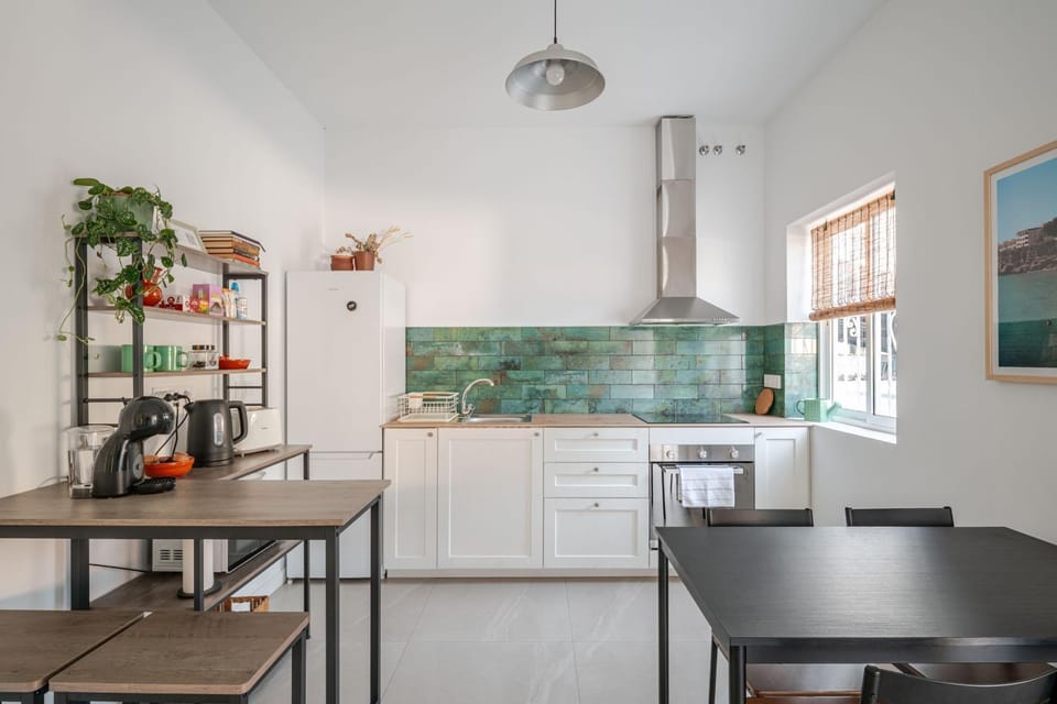 Kitchen or kitchenette, Dining area, stove