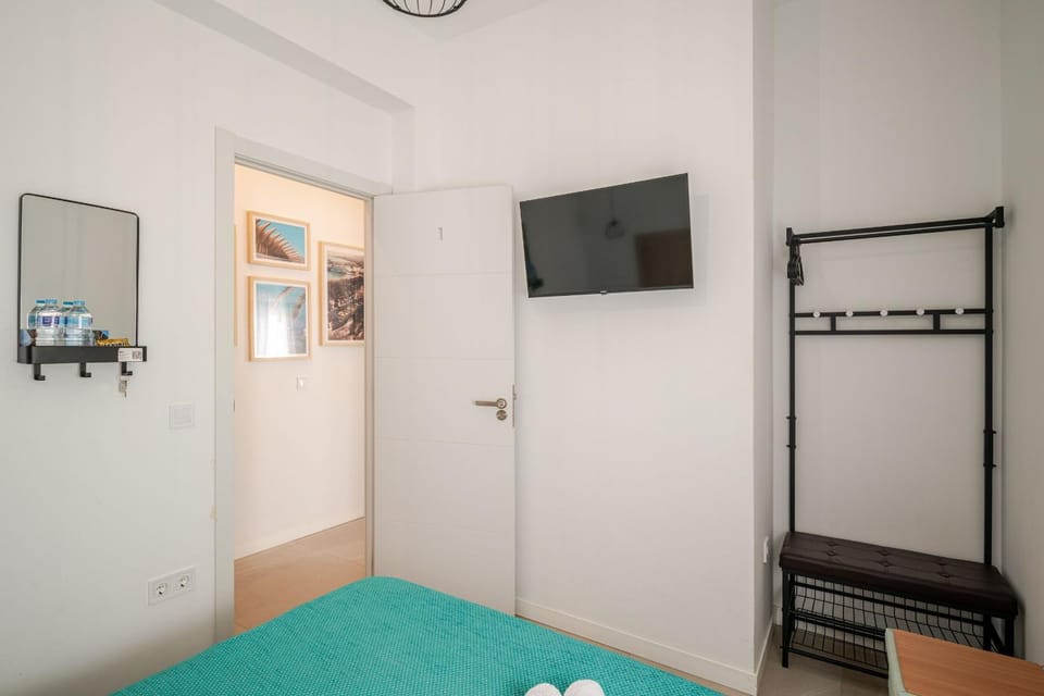 Bed, TV and multimedia, Photo of the whole room, Bedroom