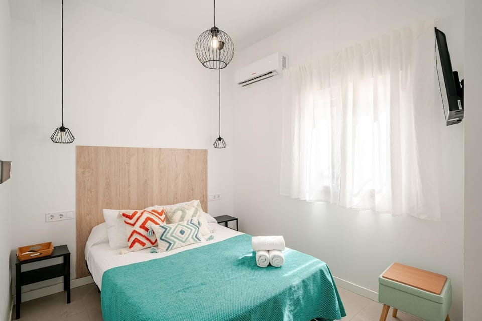 Bed, TV and multimedia, Photo of the whole room, Bedroom, towels