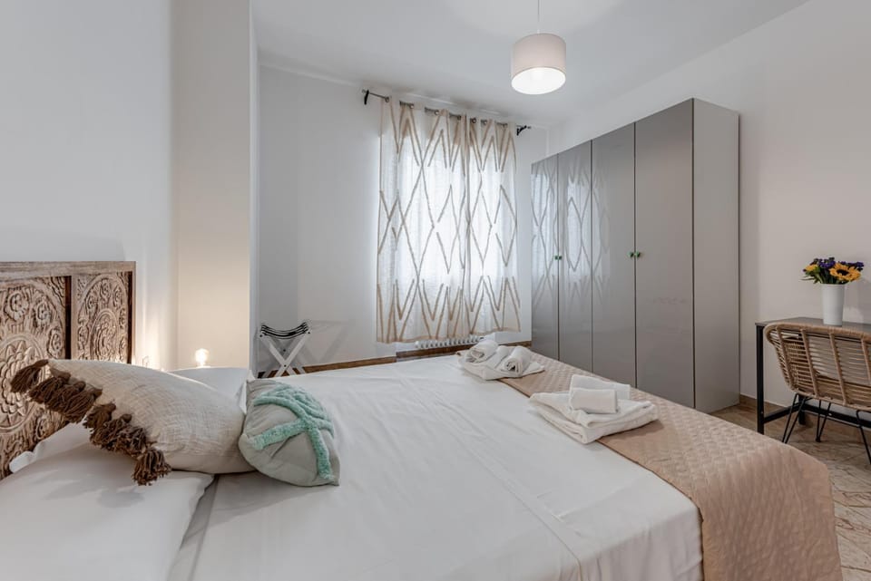 Bed, Bedroom, towels, wardrobe