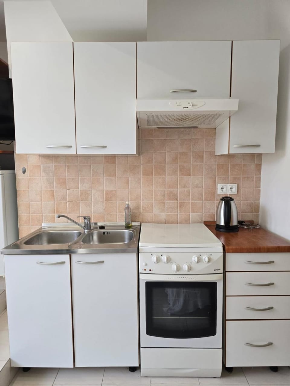 Coffee/tea facilities, Kitchen or kitchenette, stove, toaster