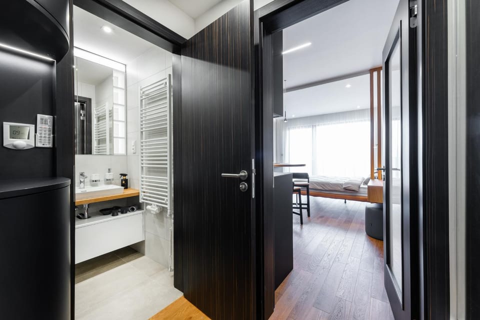Shower, Toilet, Bed, Bathroom, Kitchen or kitchenette, Photo of the whole room, Sunset, hair dryier, heating, safe, wardrobe, air conditioner