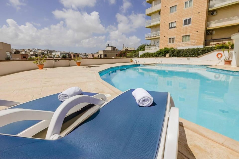 Spinola Court 2BED w pool and parking by Homely Apartment in Saint Julians