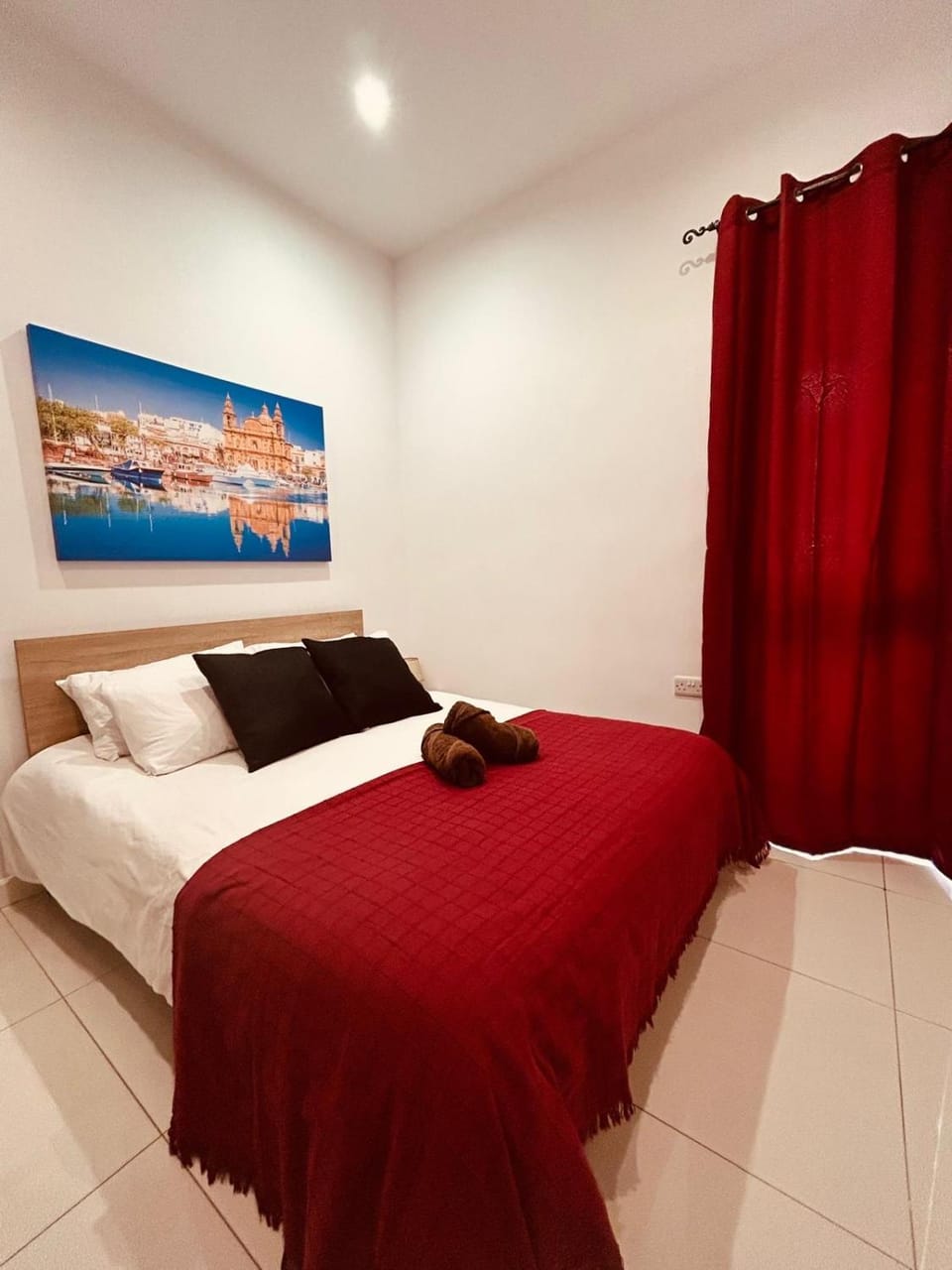 Bed, Photo of the whole room, Bedroom, towels