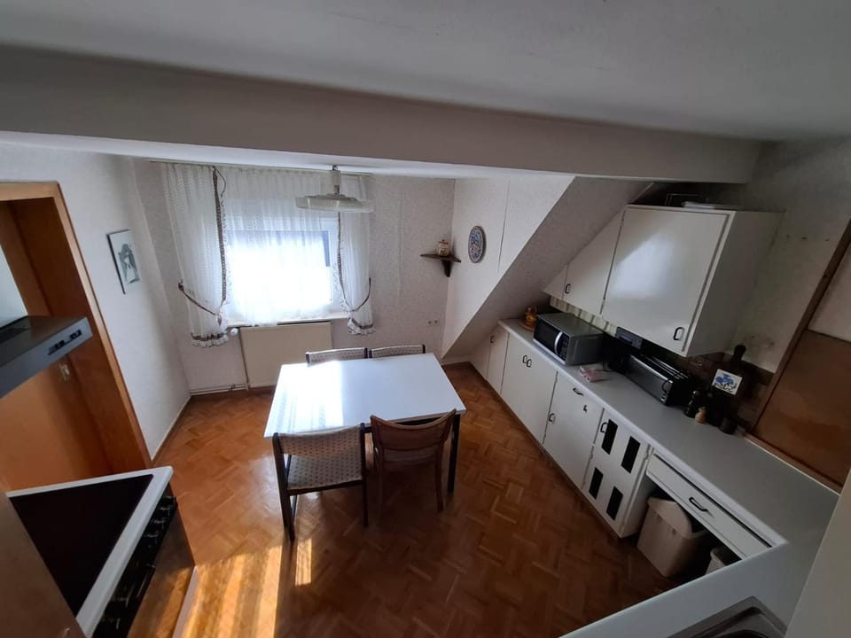 Kitchen or kitchenette, Dining area, minibar, stove