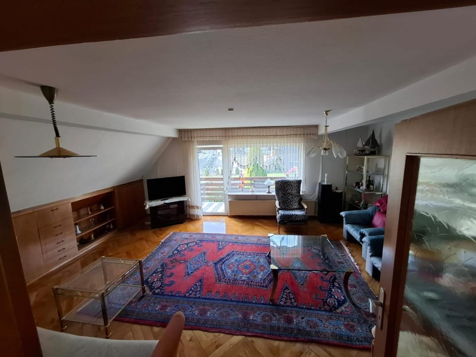 Communal lounge/ TV room, Bed, TV and multimedia, Living room, Photo of the whole room, Seating area, Evening entertainment, Bedroom
