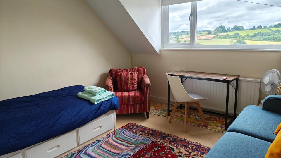 Property building, Bed, Photo of the whole room, Seating area, Bedroom