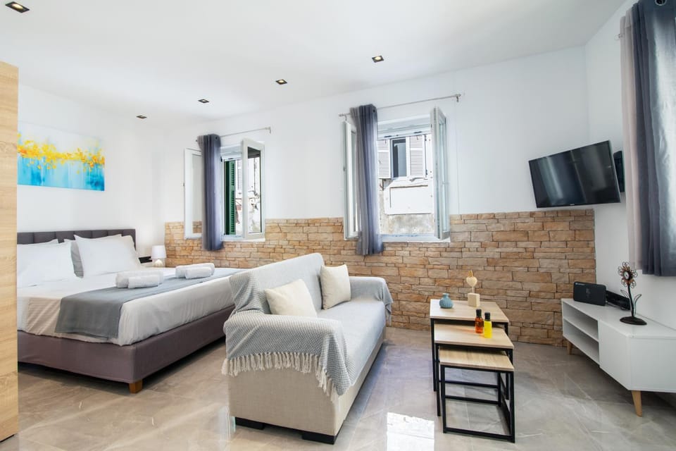 Bed, TV and multimedia, Seating area