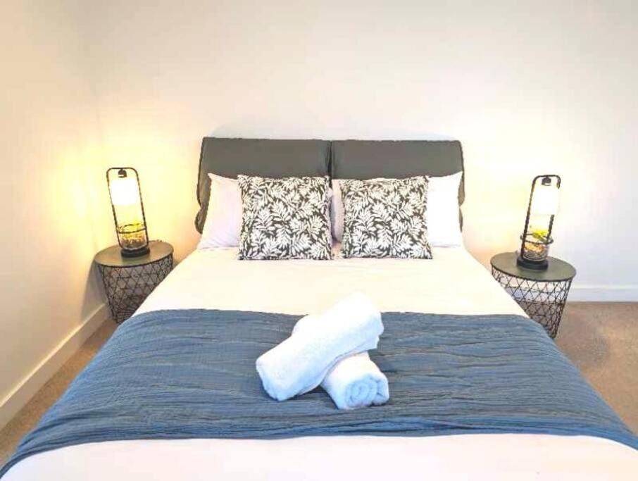 Lakeview Luxury 3Bedrooms Apt Wolli Creek close to Airport CBD Apartment in Sydney