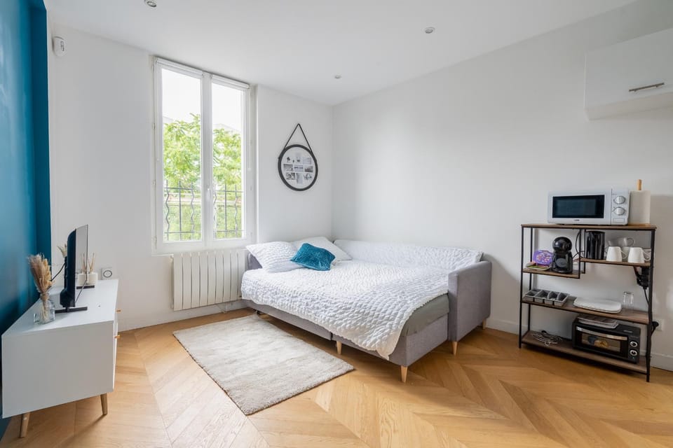 Bed, TV and multimedia