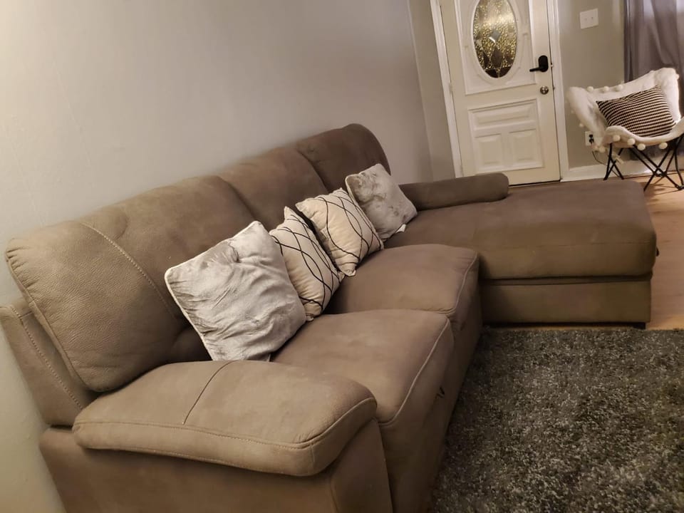 Harmony Room with private bathroom by the Airport Vacation rental in Upper Darby