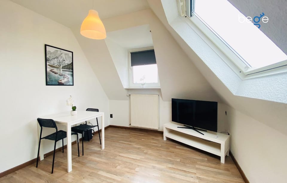 TV and multimedia, Living room, Seating area, Evening entertainment