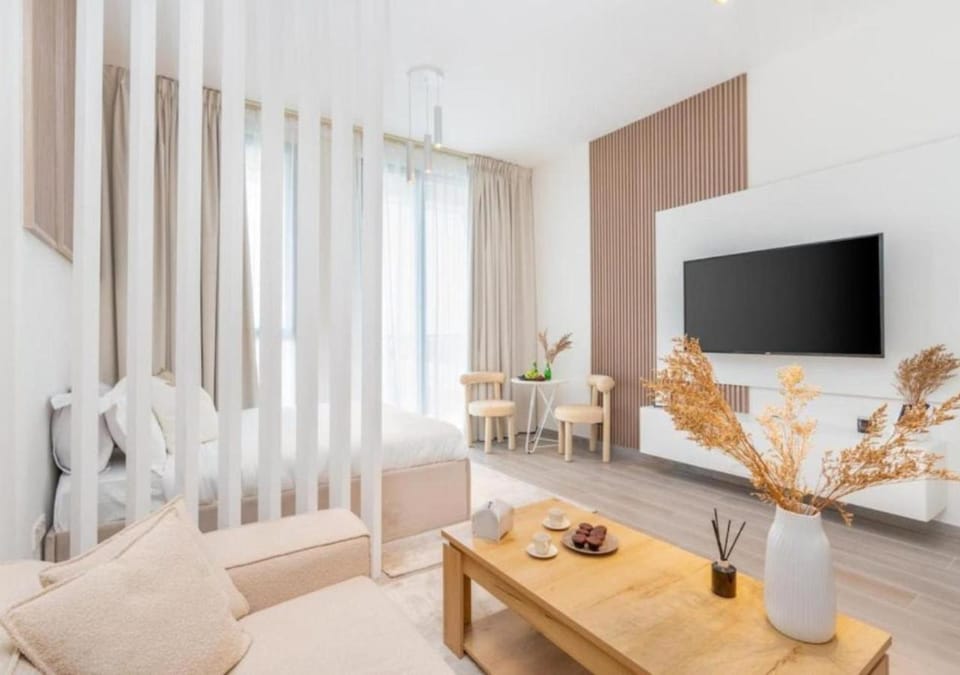 TV and multimedia, Living room, Seating area, Dining area, Evening entertainment