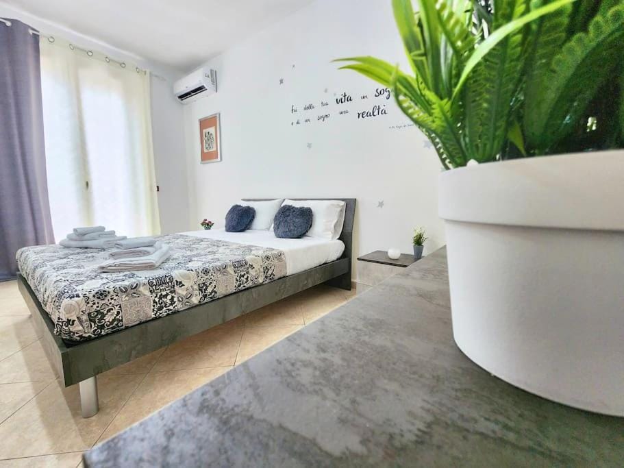 Bed, Bedroom, towels, air conditioner