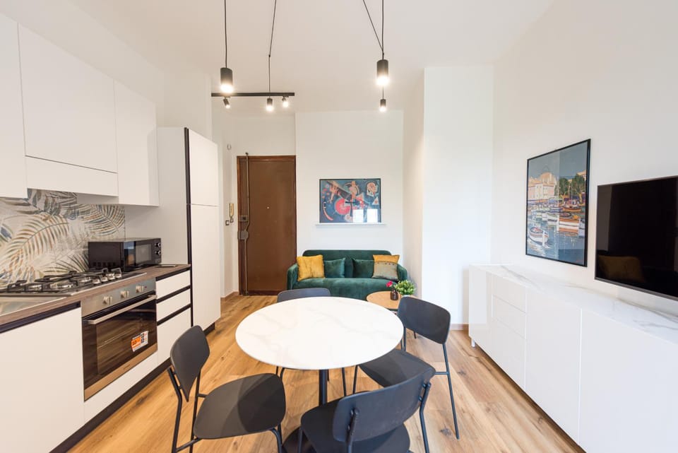 TV and multimedia, Kitchen or kitchenette, Living room, Seating area, Dining area, oven, stove
