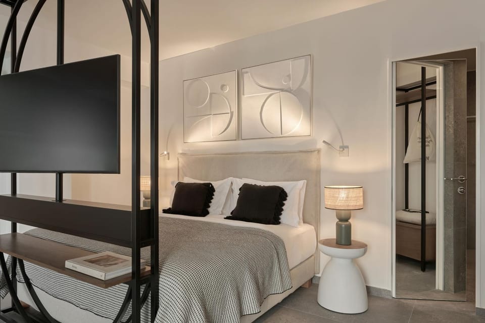 Bed, TV and multimedia, Bedroom