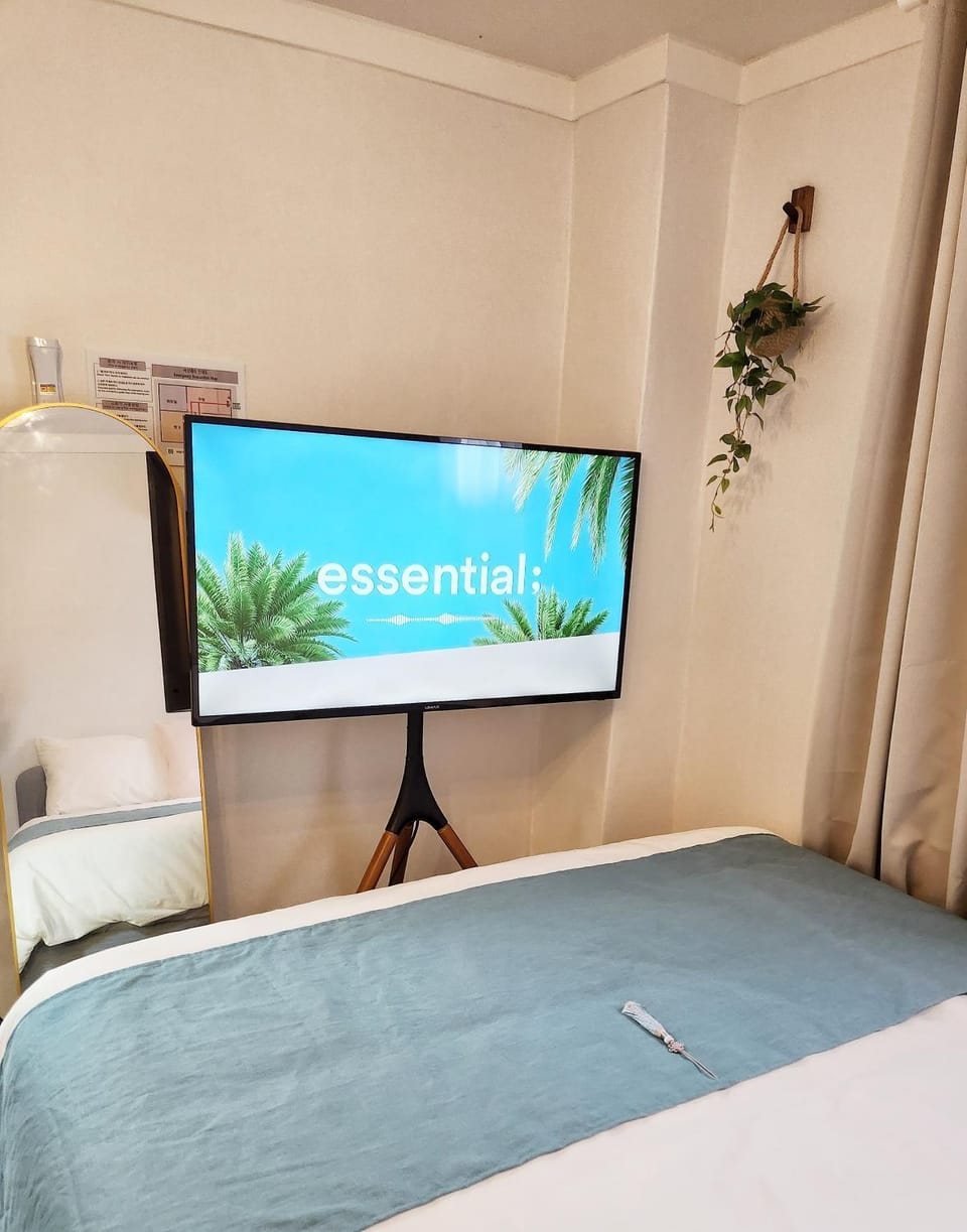 Bed, TV and multimedia, Bedroom