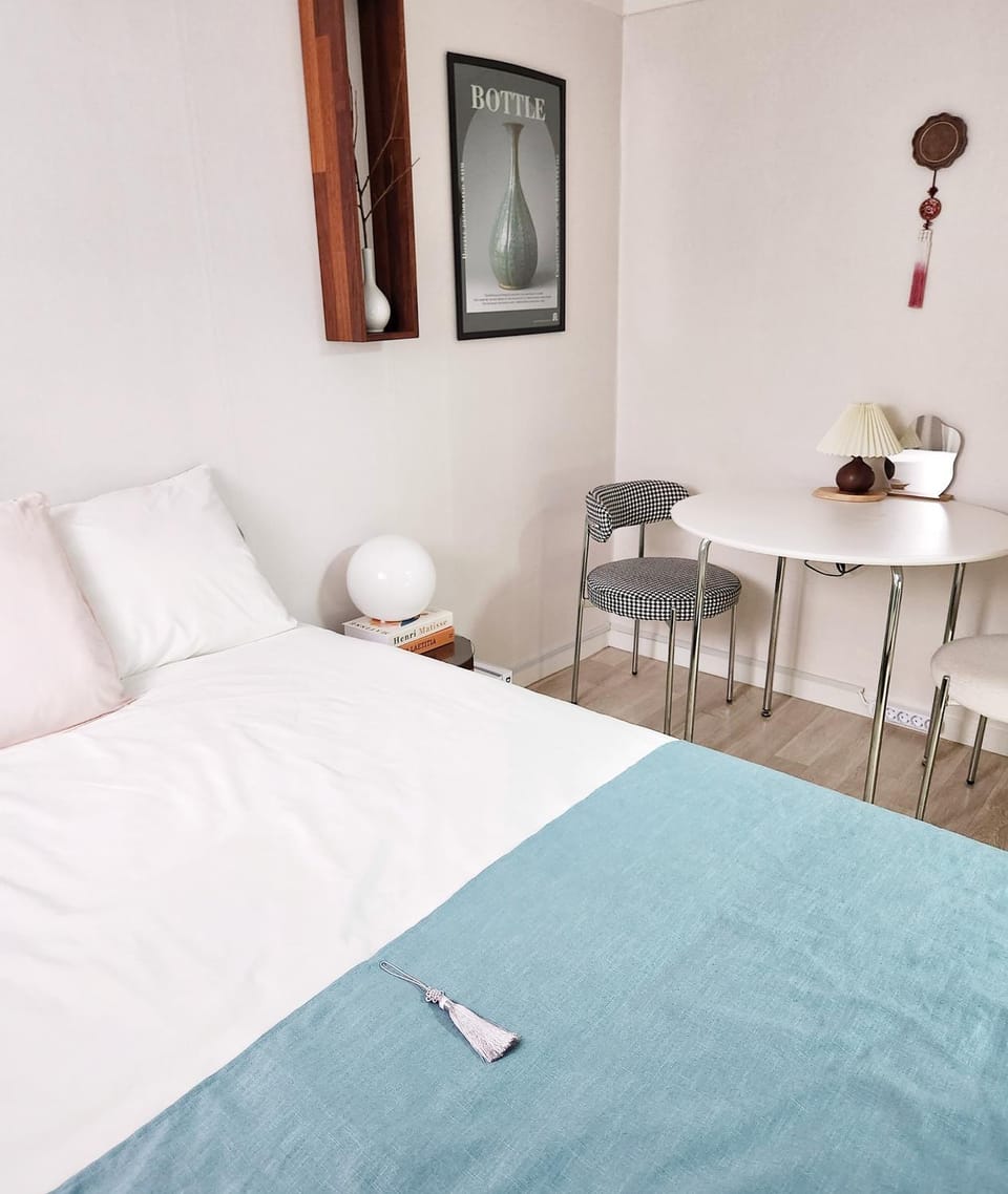 Bed, Photo of the whole room, Seating area, Dining area, Bedroom