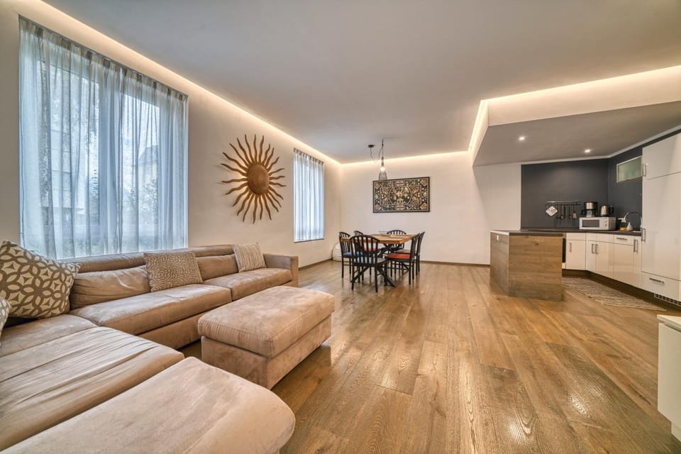 Kitchen or kitchenette, Living room, Seating area, Dining area