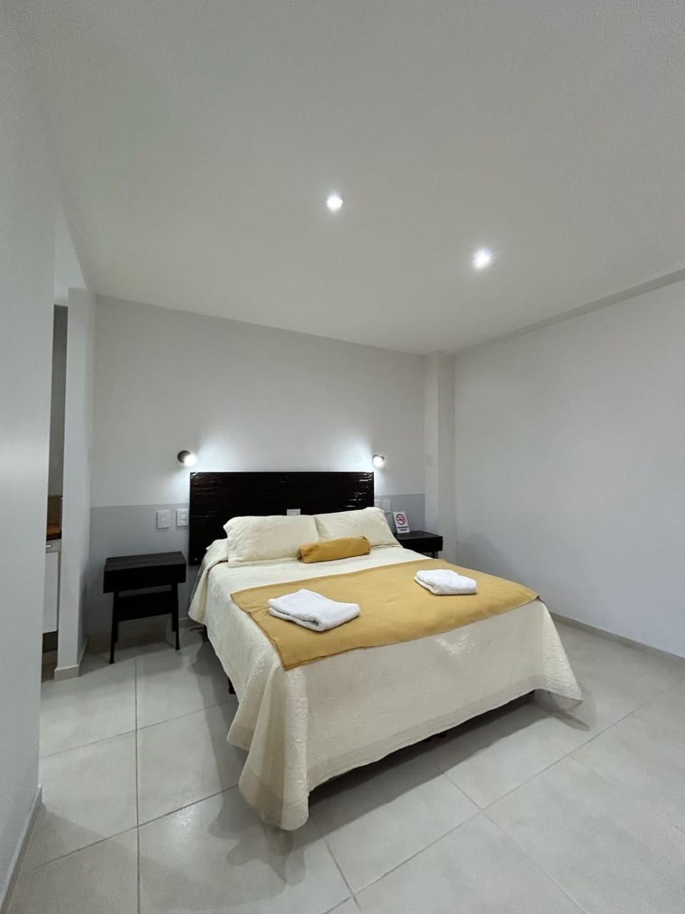 Photo of the whole room, towels