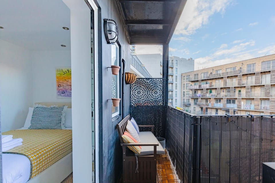Contemporary 2BD Flat with Balcony Shoreditch Apartment in London Borough of Hackney