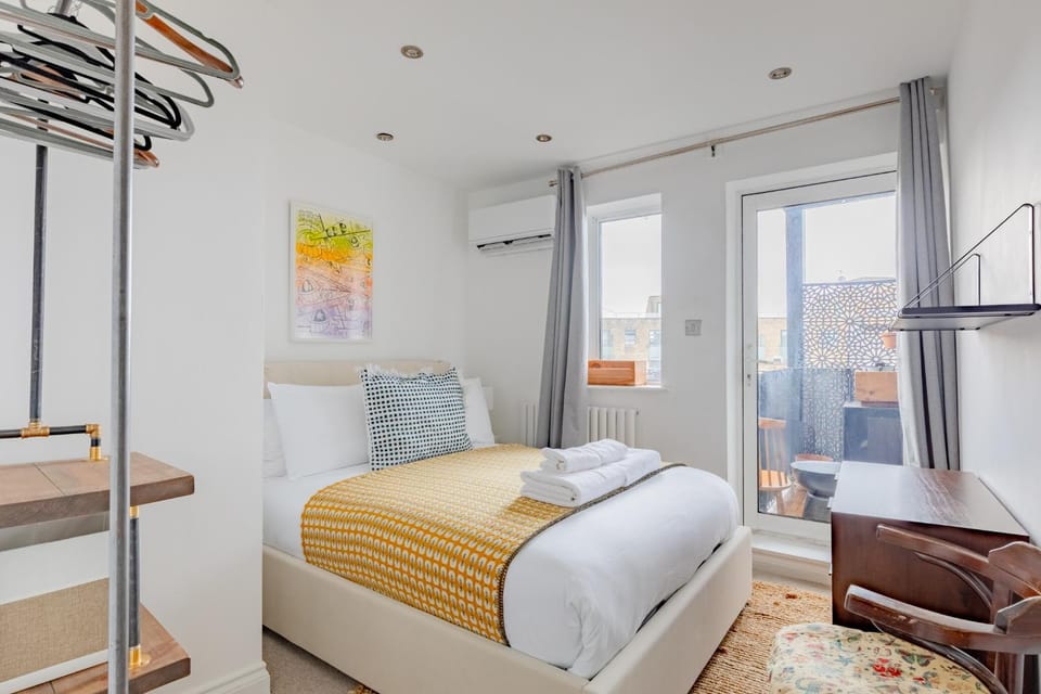 Contemporary 2BD Flat with Balcony Shoreditch Apartment in London Borough of Hackney