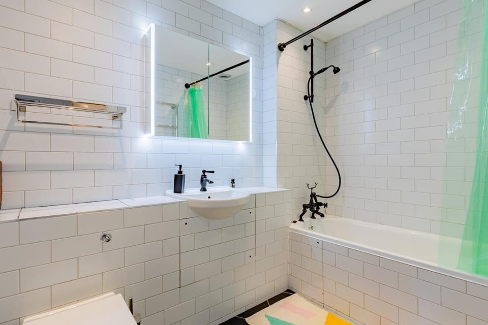 Contemporary 2BD Flat with Balcony Shoreditch Apartment in London Borough of Hackney