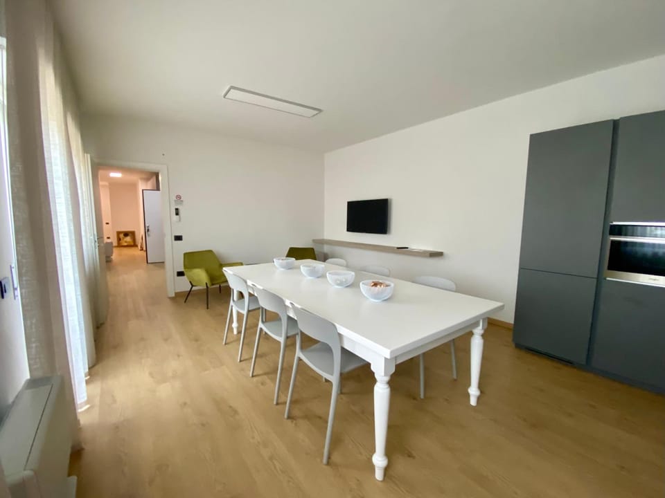 Communal lounge/ TV room, TV and multimedia, Kitchen or kitchenette, Kitchen or kitchenette, Dining area, oven, Internal: Not applicable to any particular room