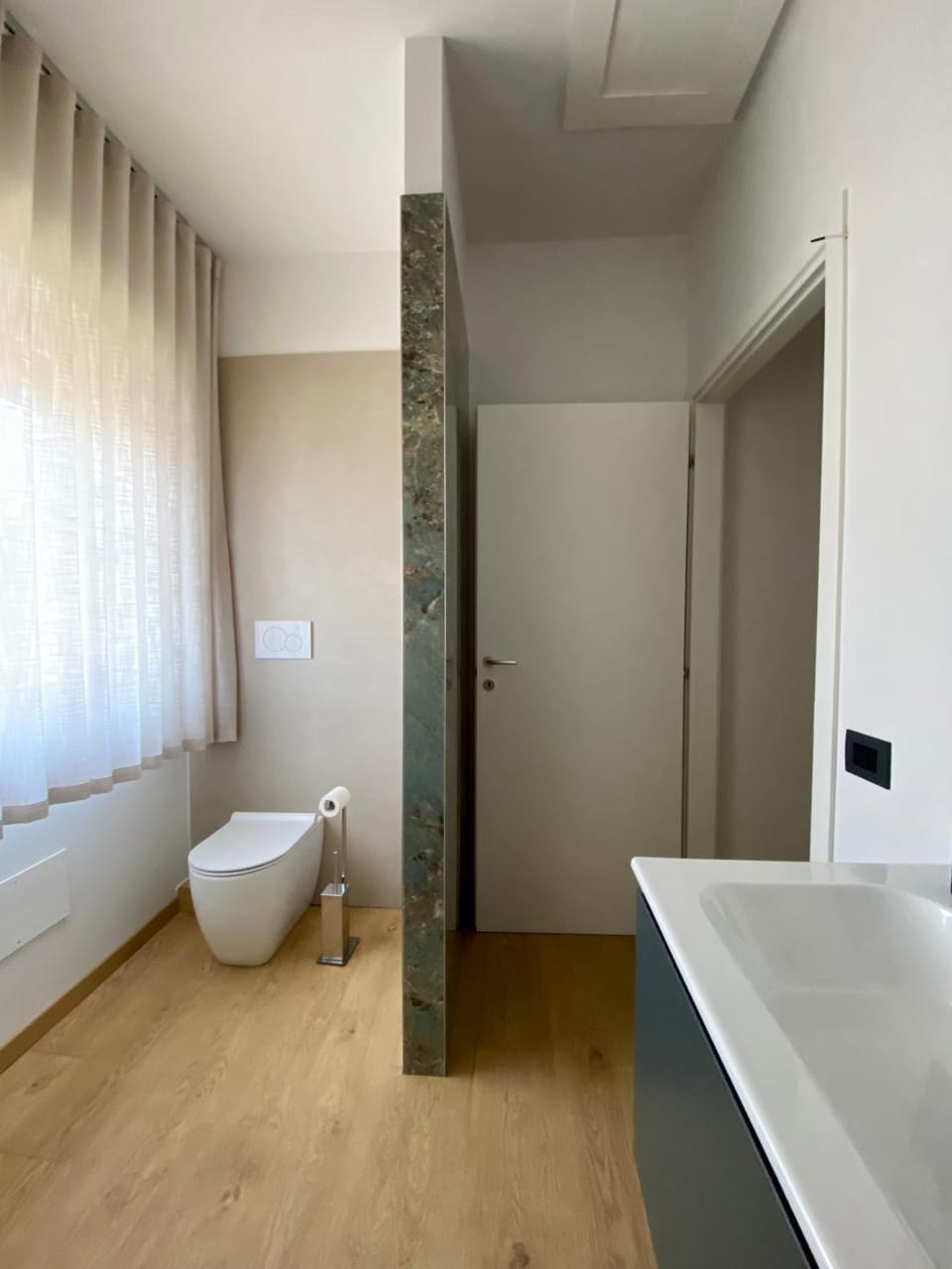 Toilet, Bathroom, Internal: Not applicable to any particular room