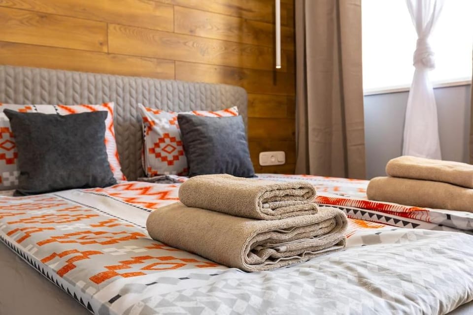 Bed, Bedroom, towels