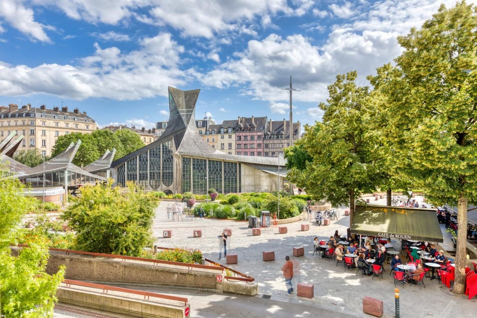 Nearby landmark, City view, Location