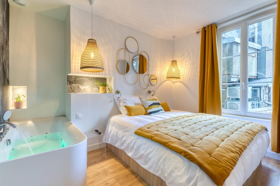 Bed, Hot Tub, Photo of the whole room, Bedroom