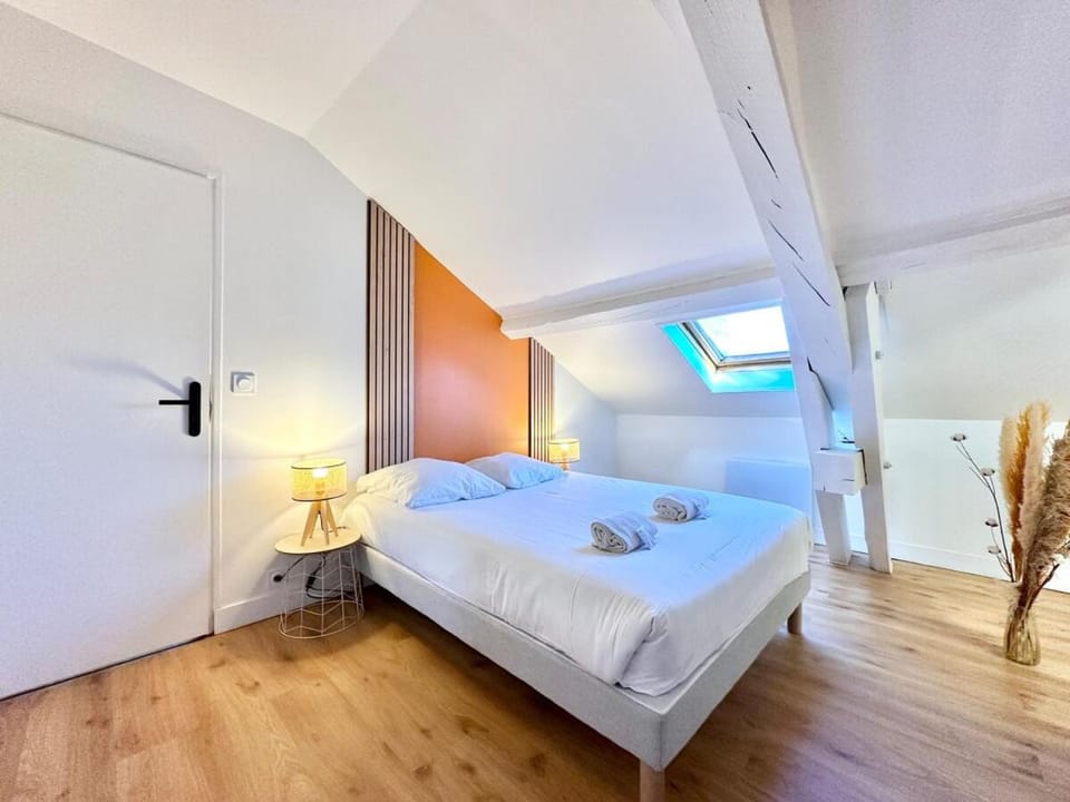 Bed, Bedroom, towels