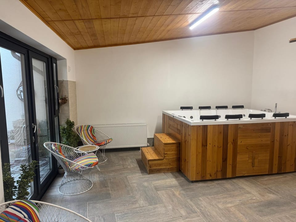 Hot Tub, Seating area