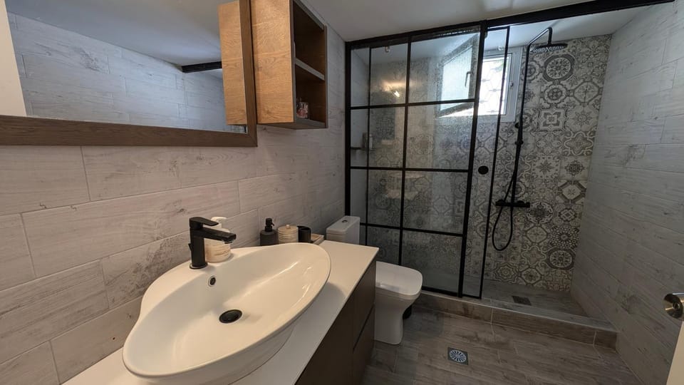 Shower, Toilet