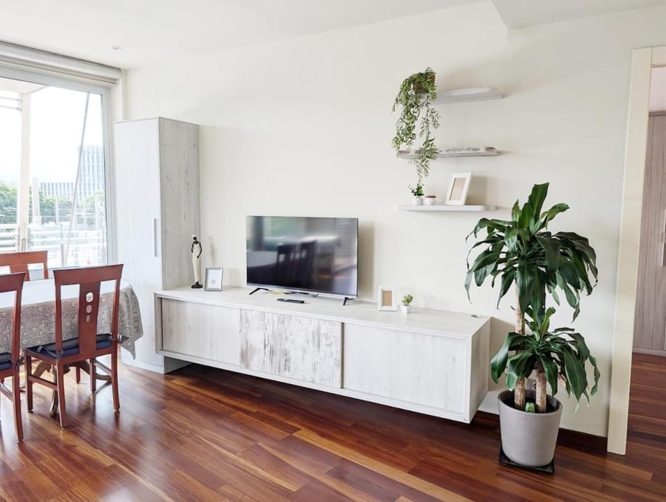 TV and multimedia, Seating area, Dining area