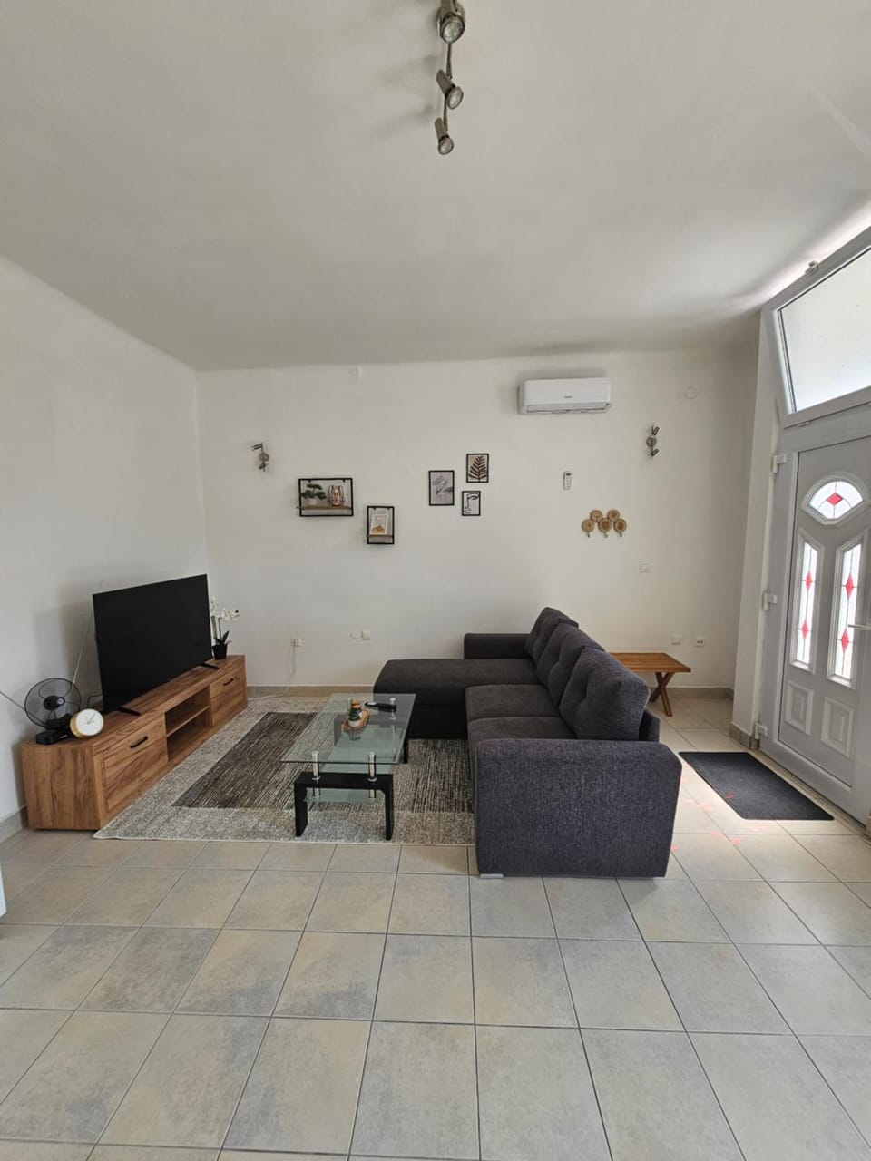 Communal lounge/ TV room, TV and multimedia, Living room, Seating area, Evening entertainment, air conditioner