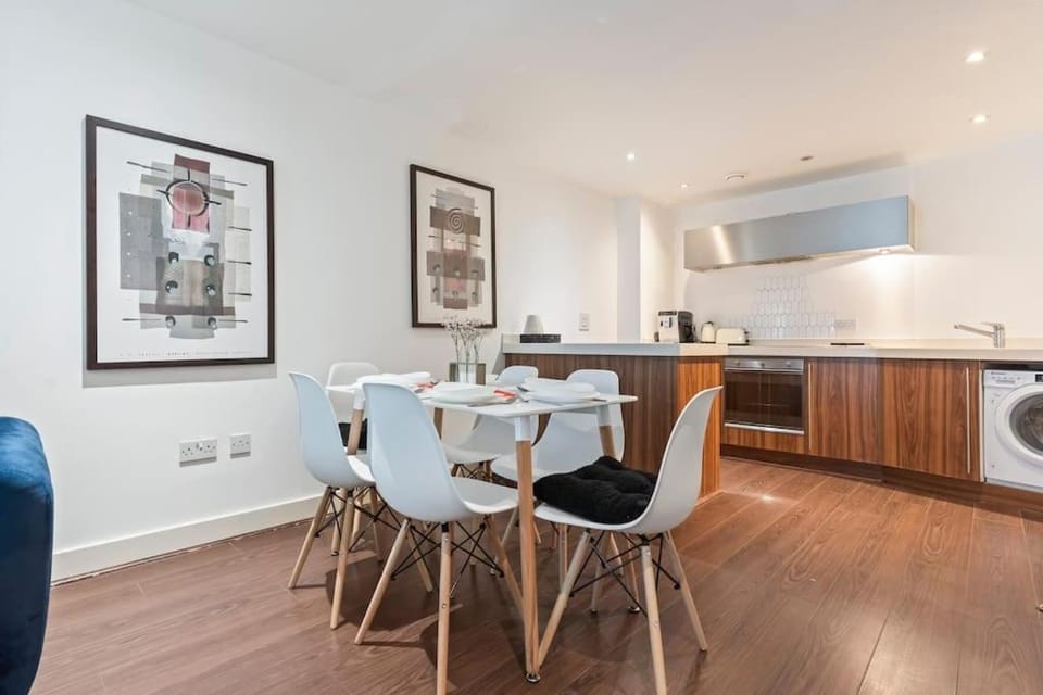 Kitchen or kitchenette, Seating area, Dining area